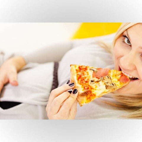 donna in gravidanza che mangia pizza
