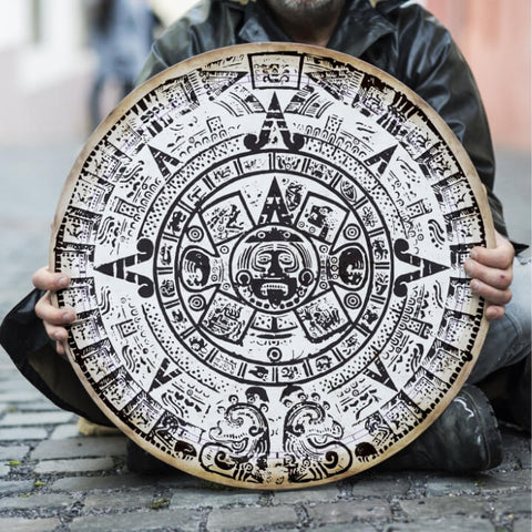 uomo con calendario Maya