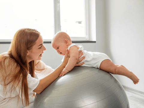 esercizi tummy time neonato