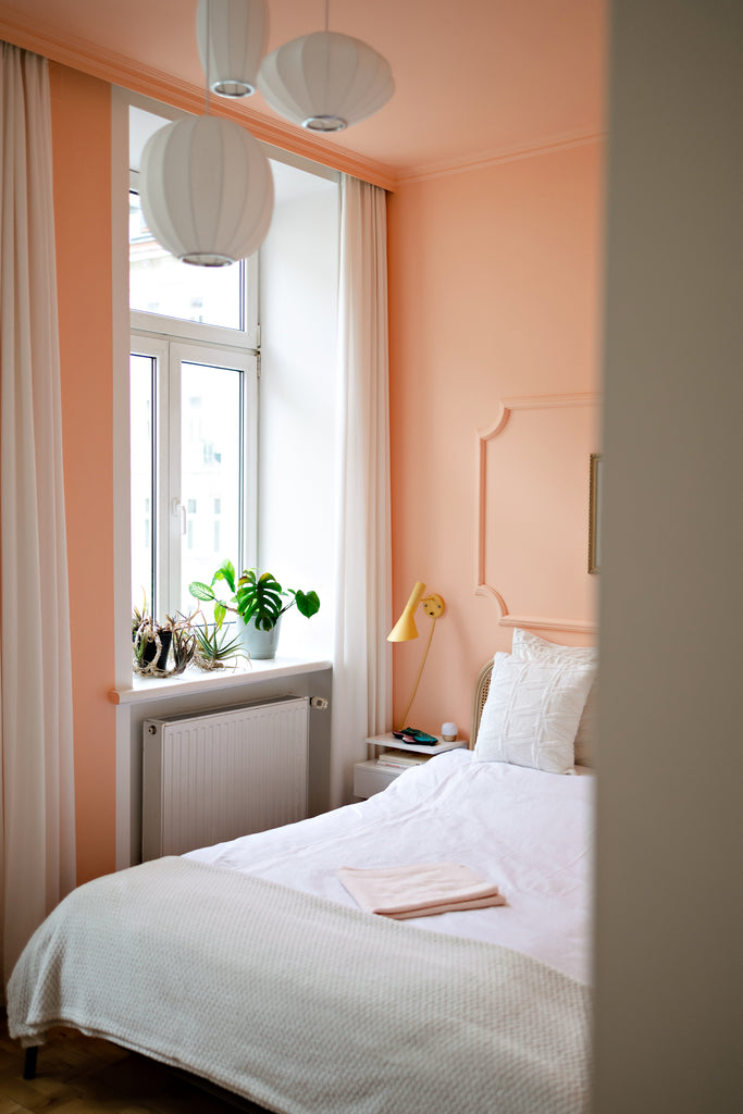 schlafzimmer-rosa-carinaschubert-sowohntdiekuenstlerin-altbauwohnung-wien-buntewaende