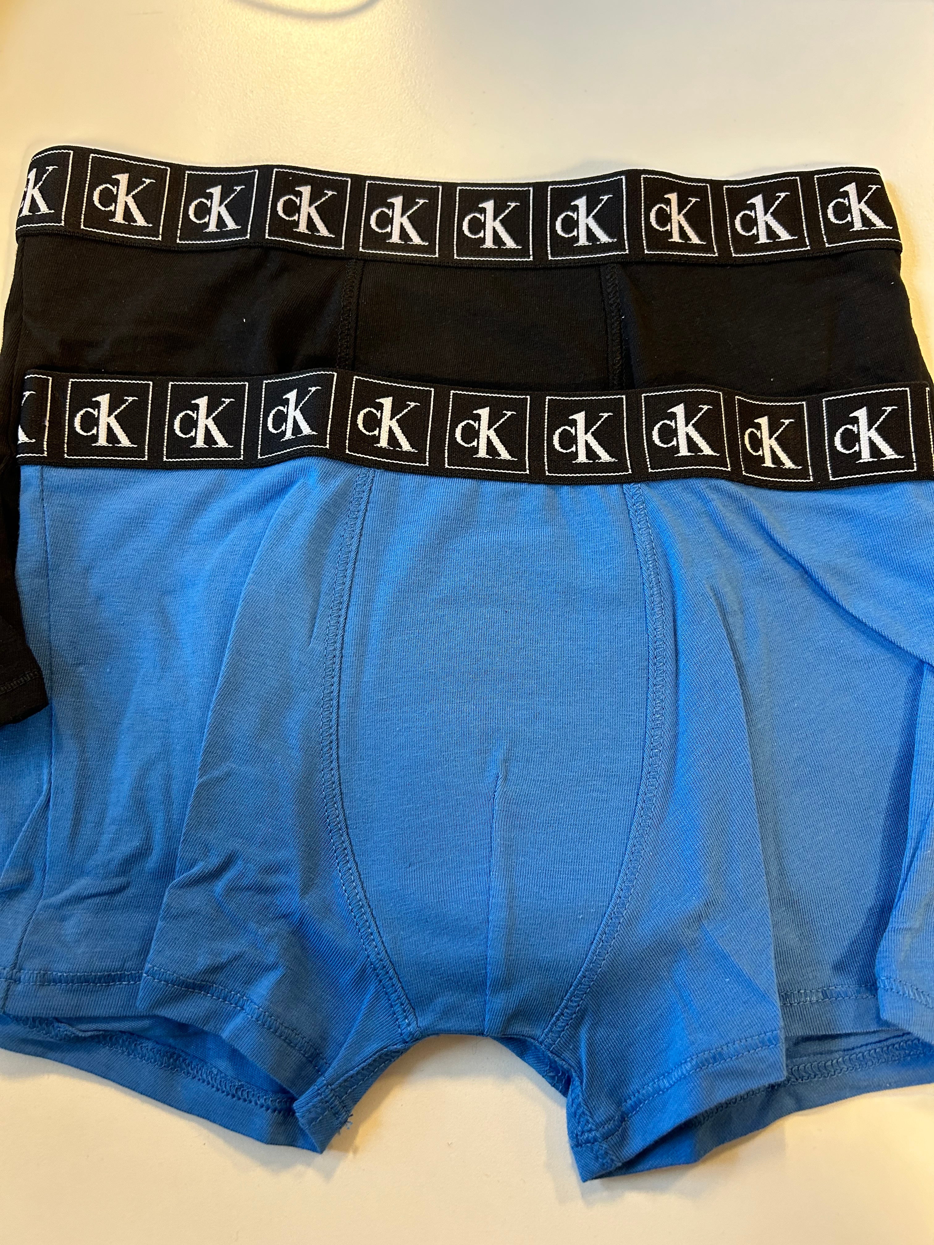 Se Calvin Klein 2-pak Boxershorts Electricaque/Black - Legekammeraten.dk hos Legekammeraten.dk