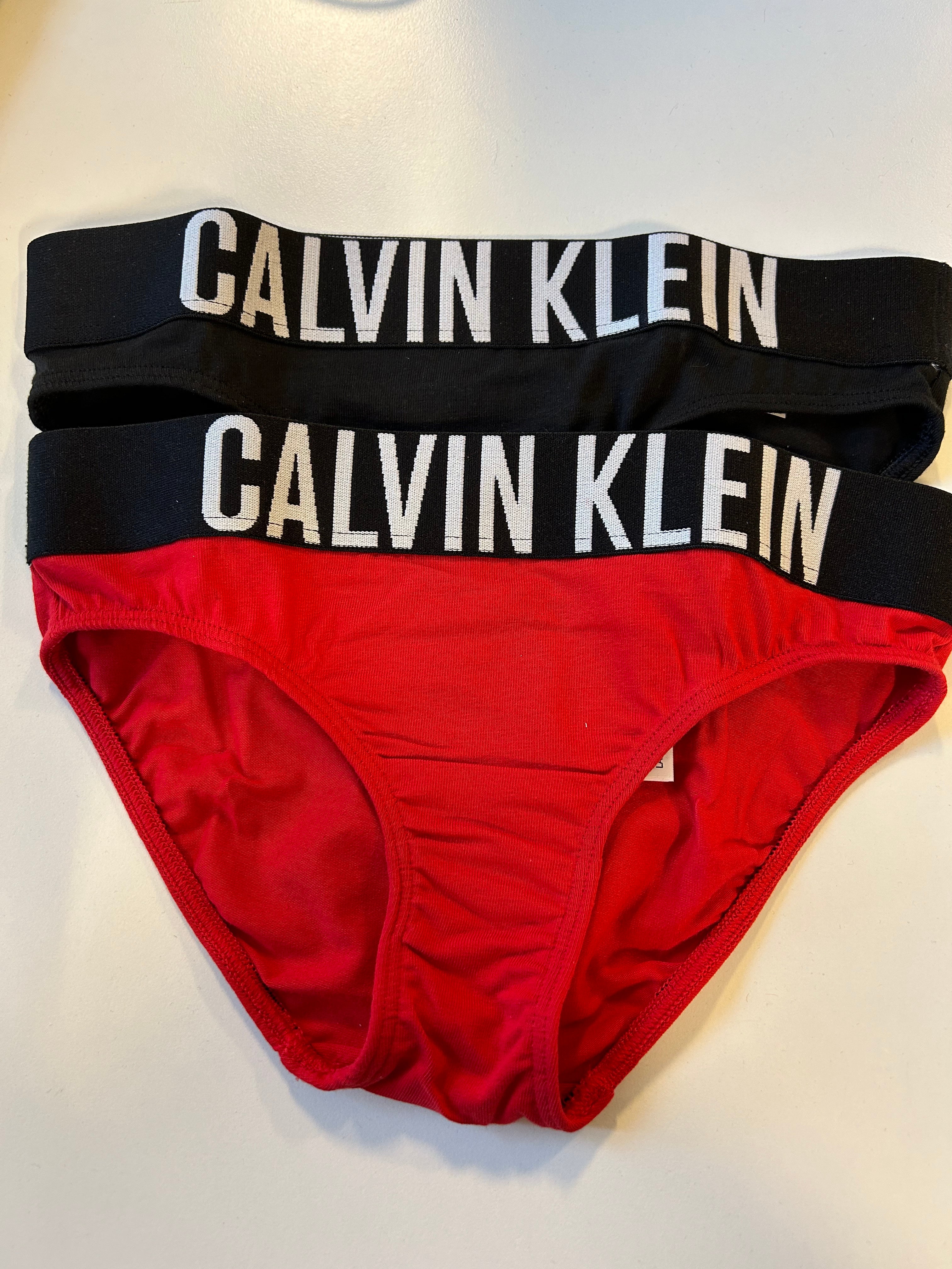 Se Calvin Klein 2-pak Trusser REDHOT/BLACK - Legekammeraten.dk hos Legekammeraten.dk