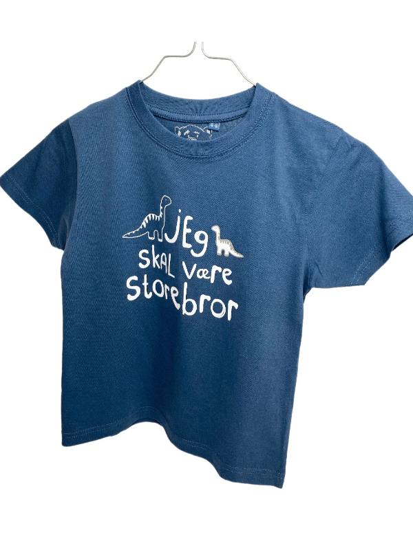 Se Jeg Skal Være Storebror T-shirt S/S Dinosaur Støvet Blå - Jeg skal være storebror t-shirt - Legekammeraten.dk hos Legekammeraten.dk