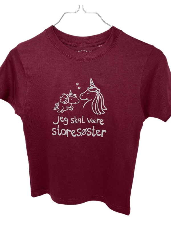 Jeg Skal Være Storesøster T-shirt S/S Enhjørning Burgundy - Jeg skal være storesøster T-Shirt - Legekammeraten.dk