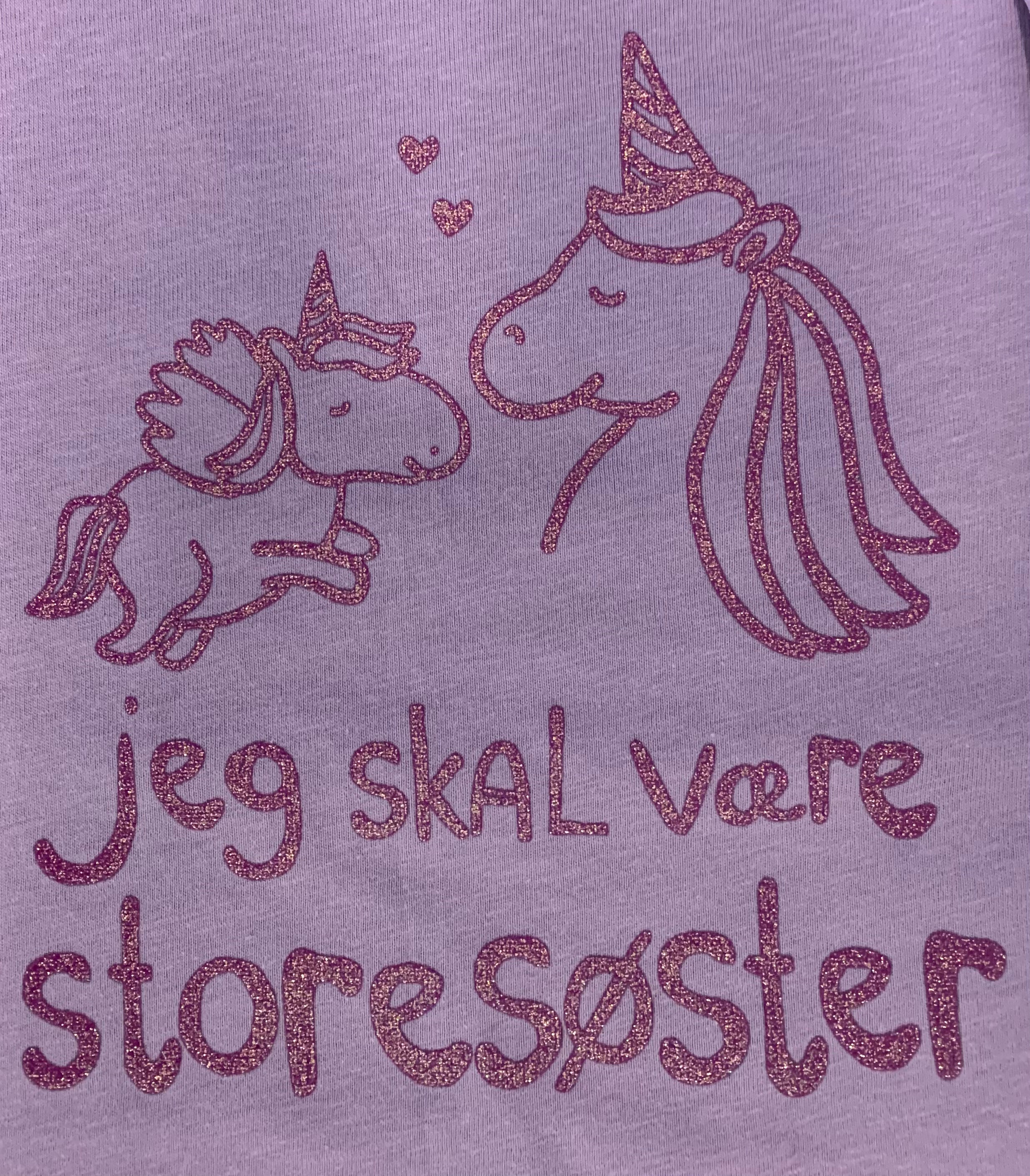 Jeg Skal Være Storesøster T-shirt S/S Enhjørning Lavender Med Lilla Krystalina Tryk - Jeg skal være storesøster T-Shirt - Legekammeraten.dk