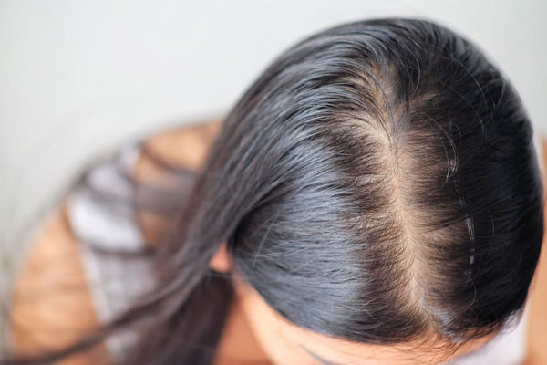 Poudre cheveux : comment camoufler les zones clairsemées instantanément ?