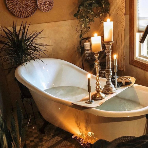 Beautiful bubble bath with a bath tray and candles by Elcune