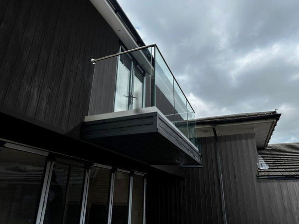 installing glass balustrade