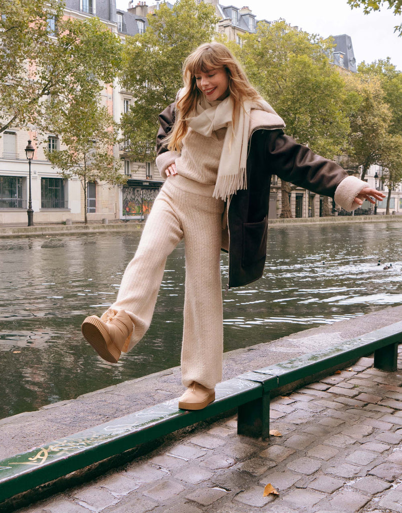Look cosy chic au bord du canal Saint-Martin avec des bottines Vanessa Wu  matelassées couleur camel et manteau oversize