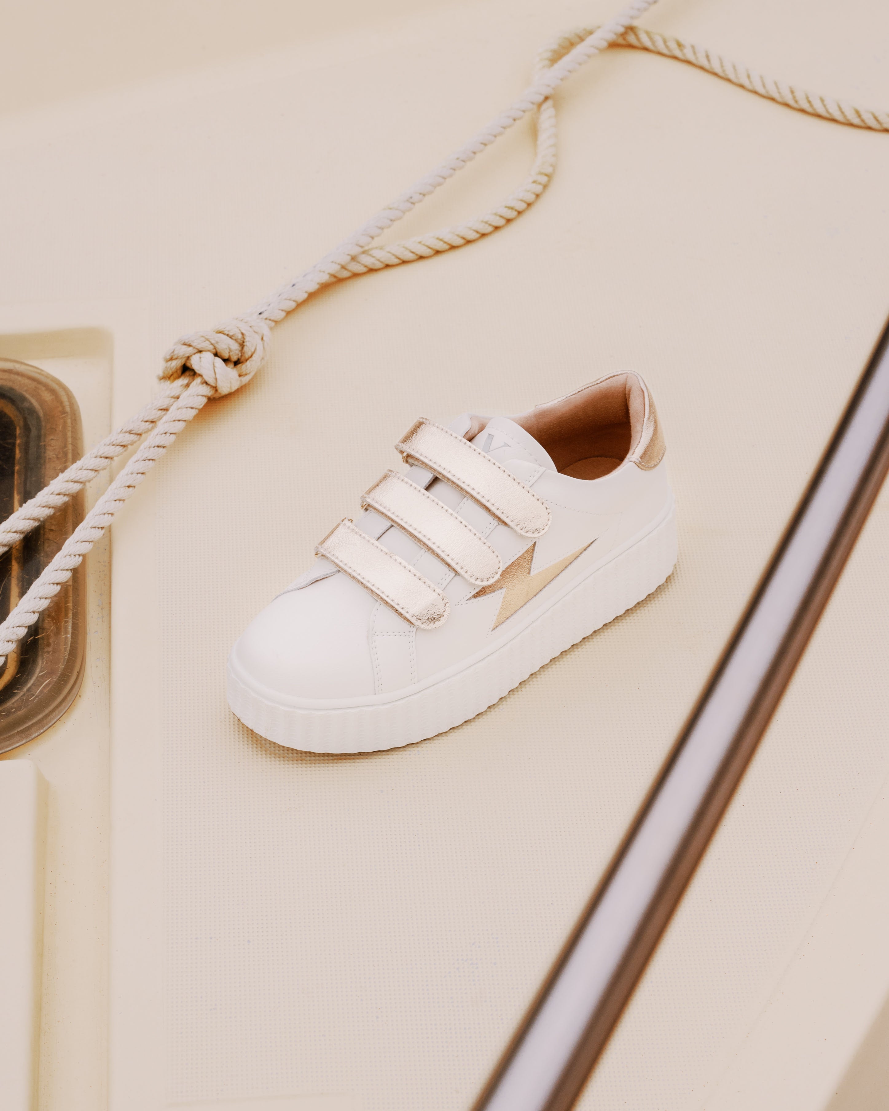 White and champagne Marilou storm sneakers with velcro closure.