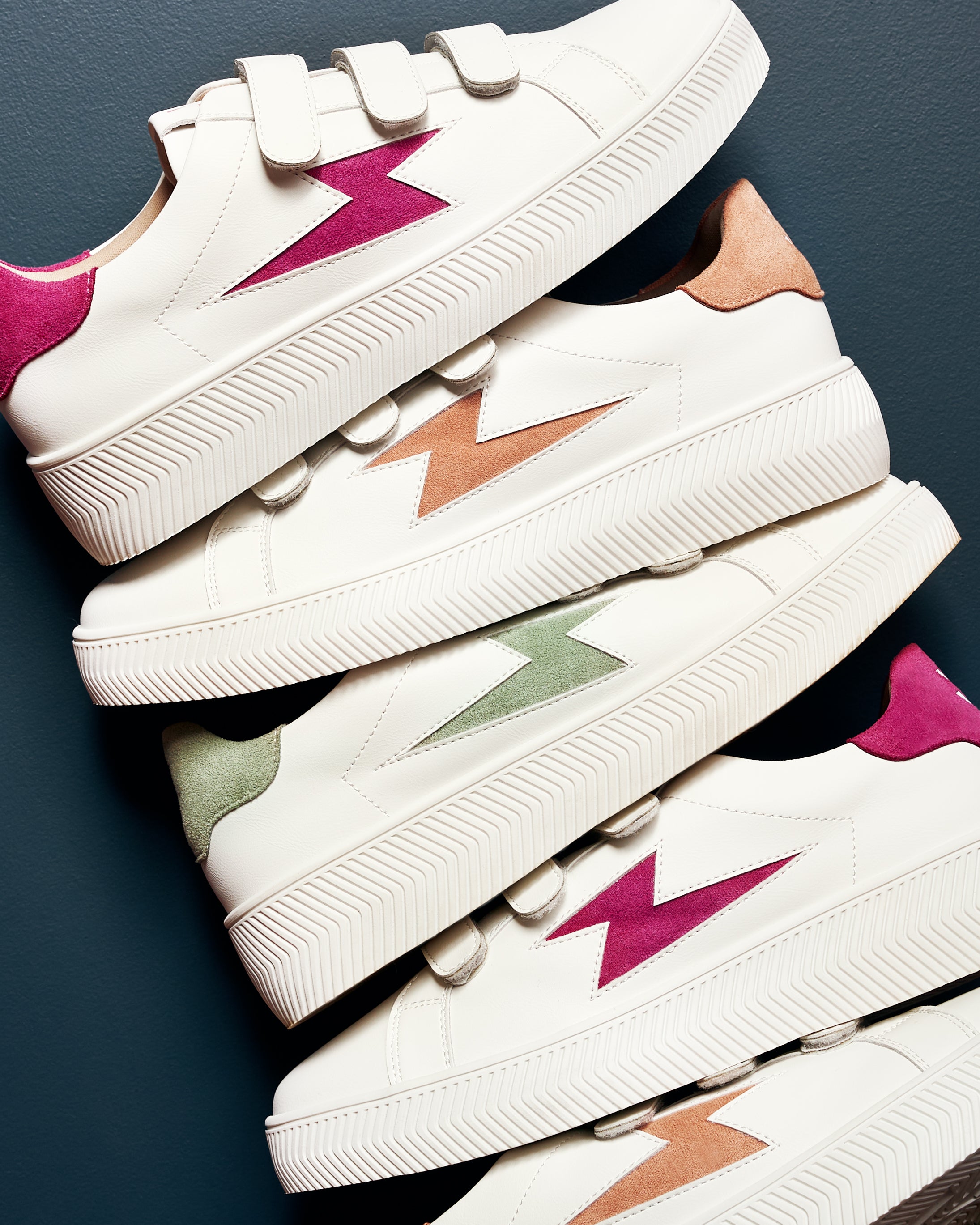 Camelia storm sneakers with velcro, in almond green, magenta and orange.