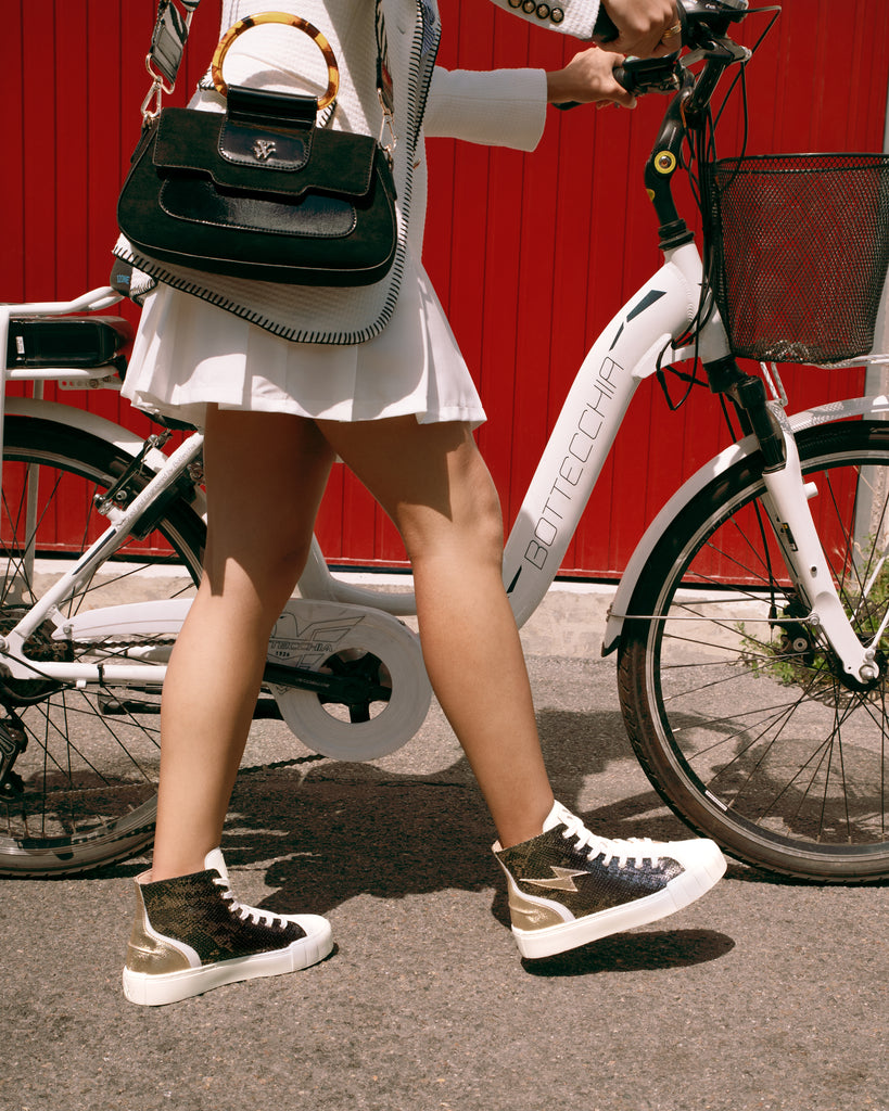 Balade en vélo avec un look simple et confortable en baskets éclair Vanessa Wu montantes imprimées serpent et sac à main trapèze