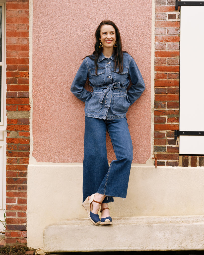 Total look denim avec une vest en jean, un jean court et des sandales compensées en jean