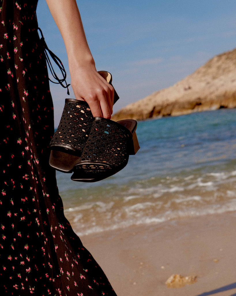 Balade au bord de la mer en robe imprimée à fleurs et mules Vanessa Wu à talon noires tressées façon cannage