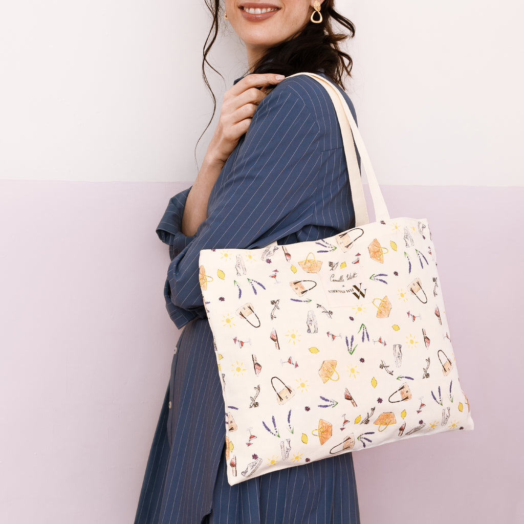 Femme portant une veste bleue et un sac en toile Vanessa Wu et Camille Witt.