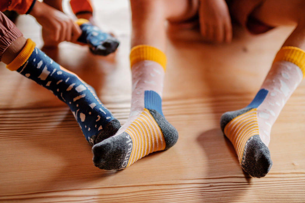 Weihnachtsgeschenke für Kinder - Kinder tragen kuschelige Socken