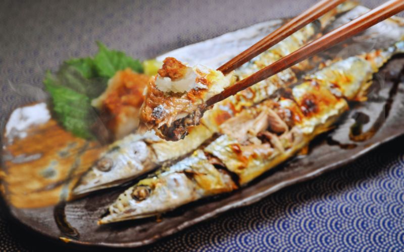 焼き魚と平皿