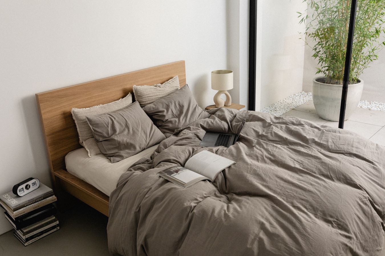 kaboompics_cosy-bed-corner-collection-33118.jpg__PID:7961a335-6739-462f-af67-171b5b5d3a49