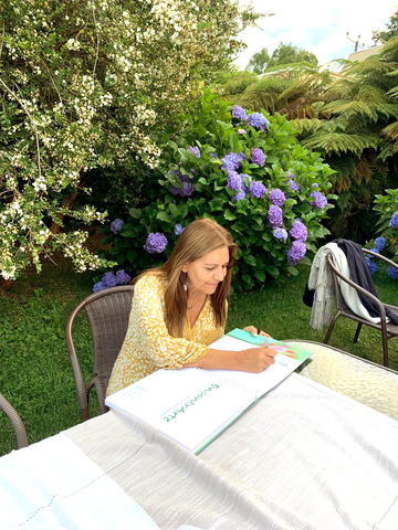 Rosario Gallego en el jardín, escribiendo