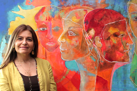 Rosario Gallego junto a una de sus pinturas