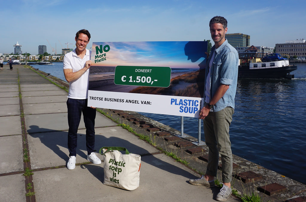 Donatie NoMorePlastic Ernst-Jan Koole aan Plastic Soep Foundation Robert Mohring