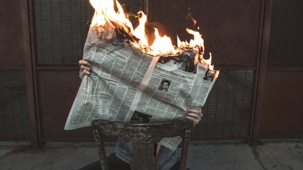 Zeitung brennt