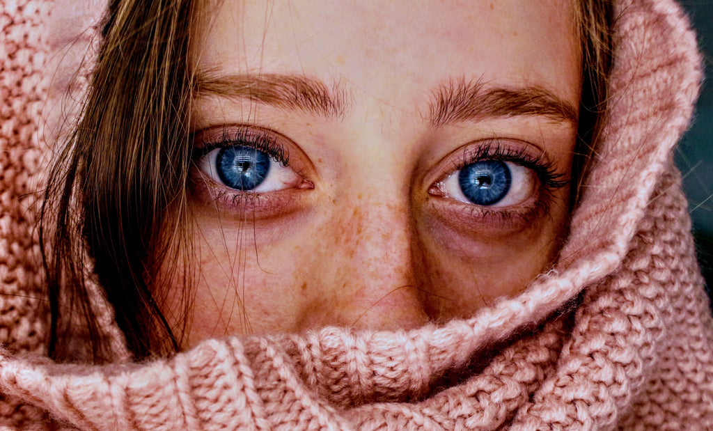 Frau mit blauen Augen