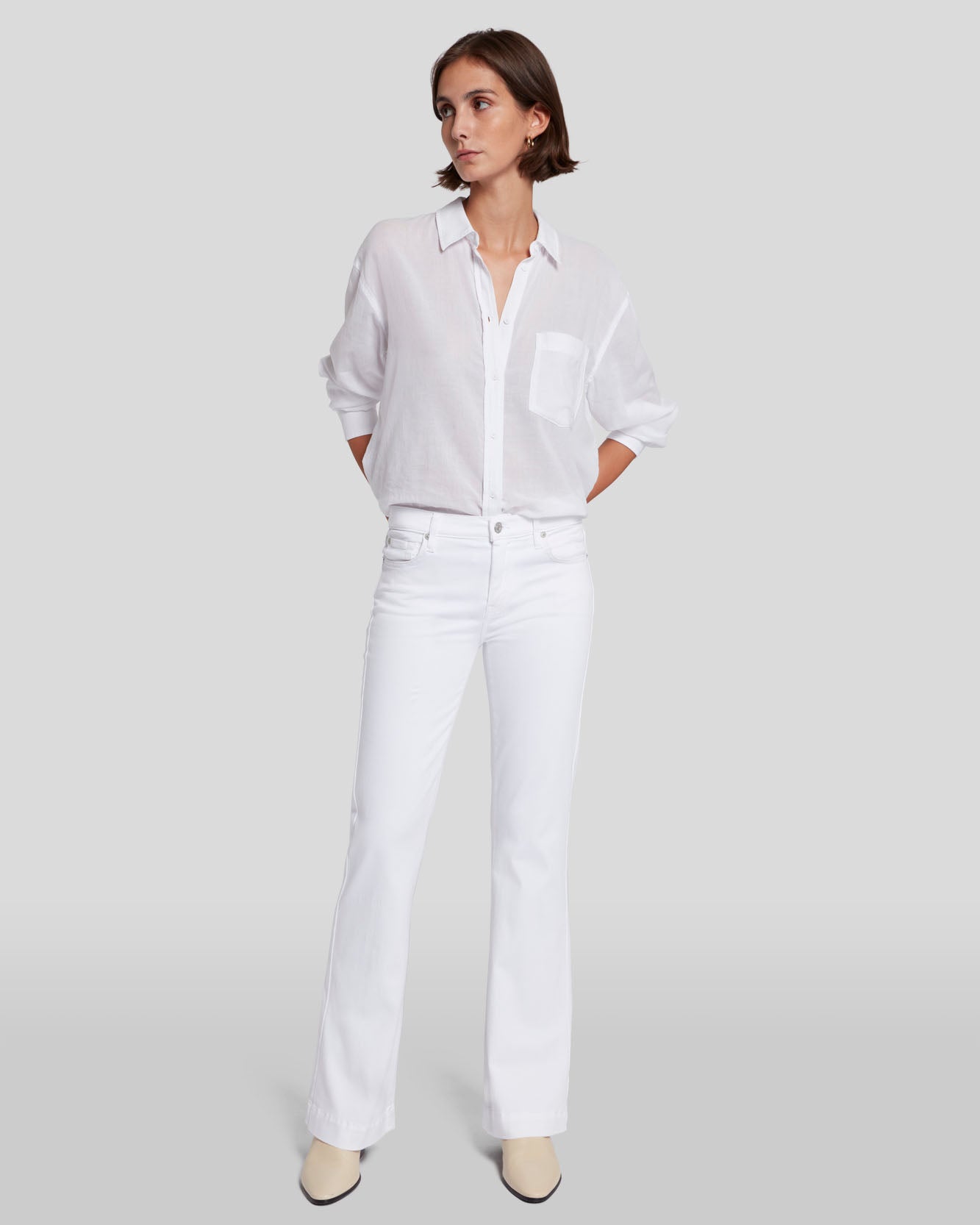 Fall fashion: brown sweater and white jeans | White jeans fall, White jeans  outfit fall, Fall workwear