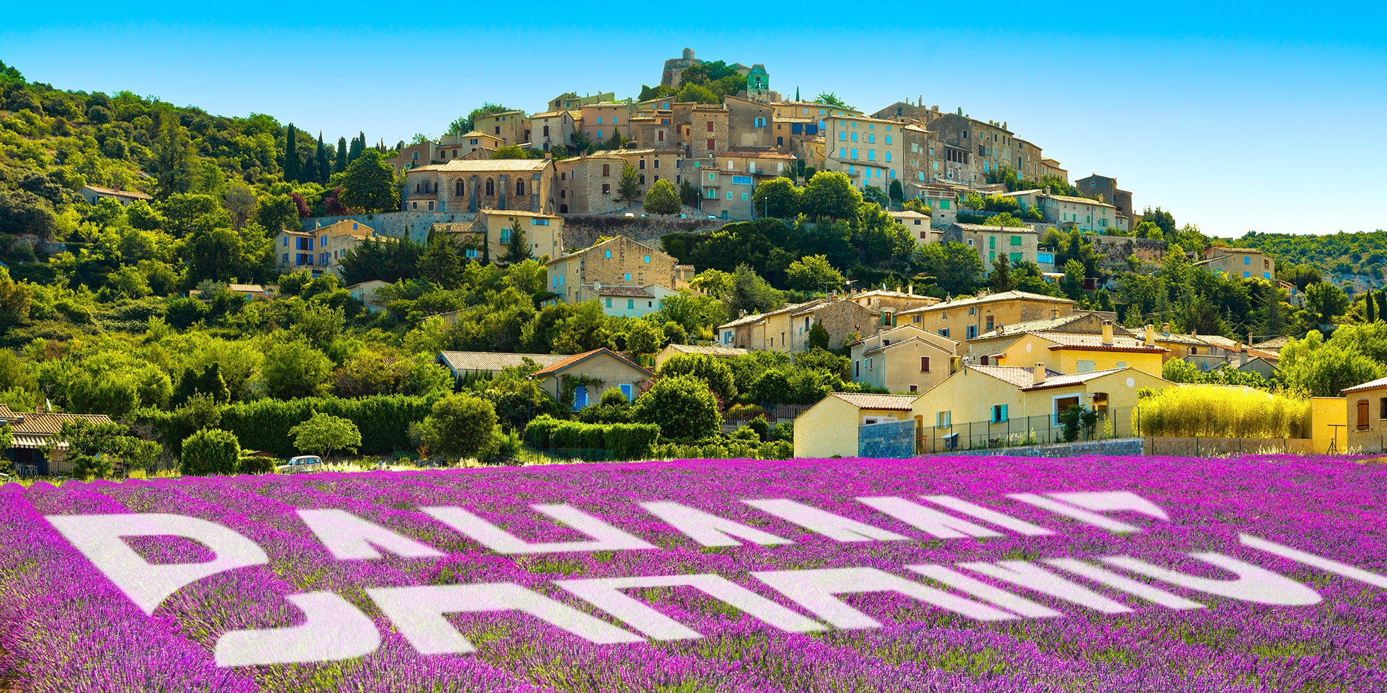 Champs de lavande devant un petit village provençal. Le nom de Bahamut apparait en transparence dans les fleurs.