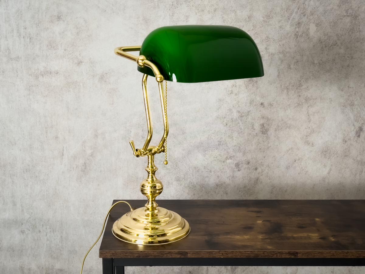 Bankers lamp: origins and curiosities