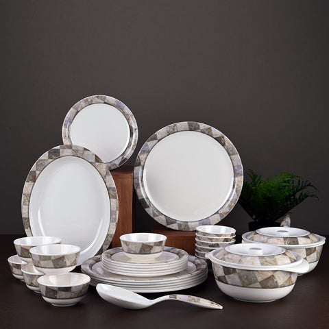 31pc Dinner Set: Supermus