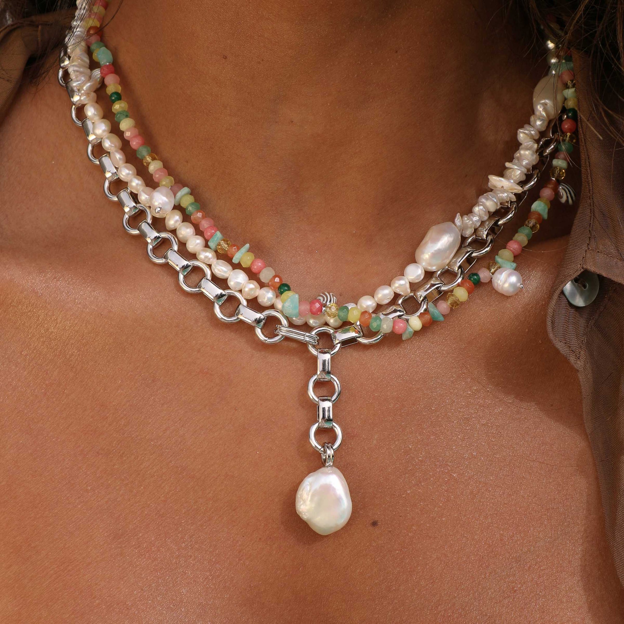 Pearl Beaded T-Bar Halskette in Silber getragen mit anderen Halsketten