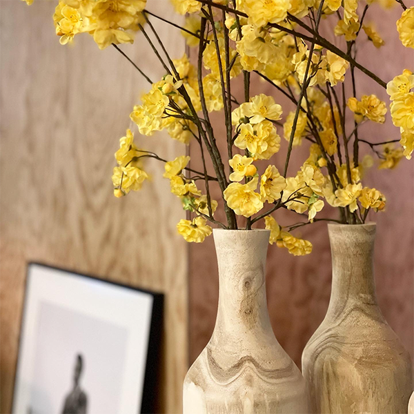 Gelbe Blumen in Holz Vase - Frühlingsgefühl