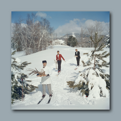 Wall mural acrylic glass Slim Aarons - Skiing Waiters