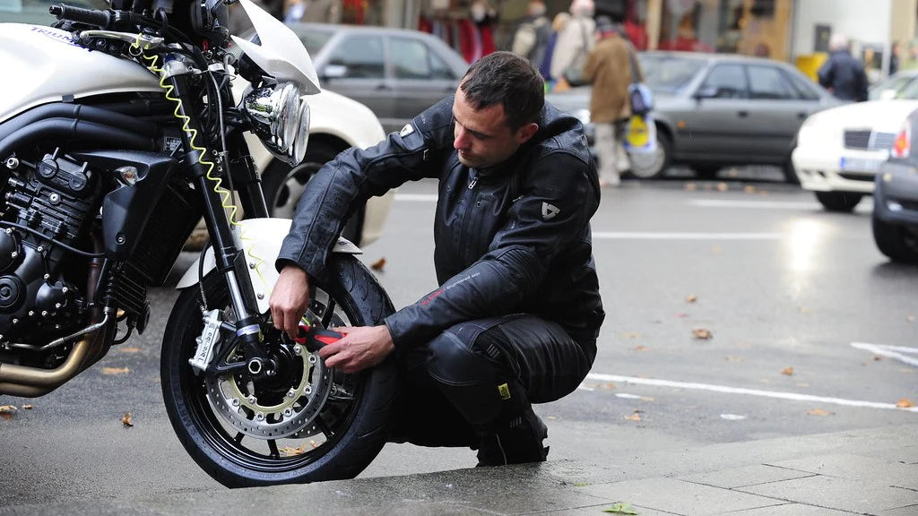 Una persona che taglia un lucchetto da una motocicletta