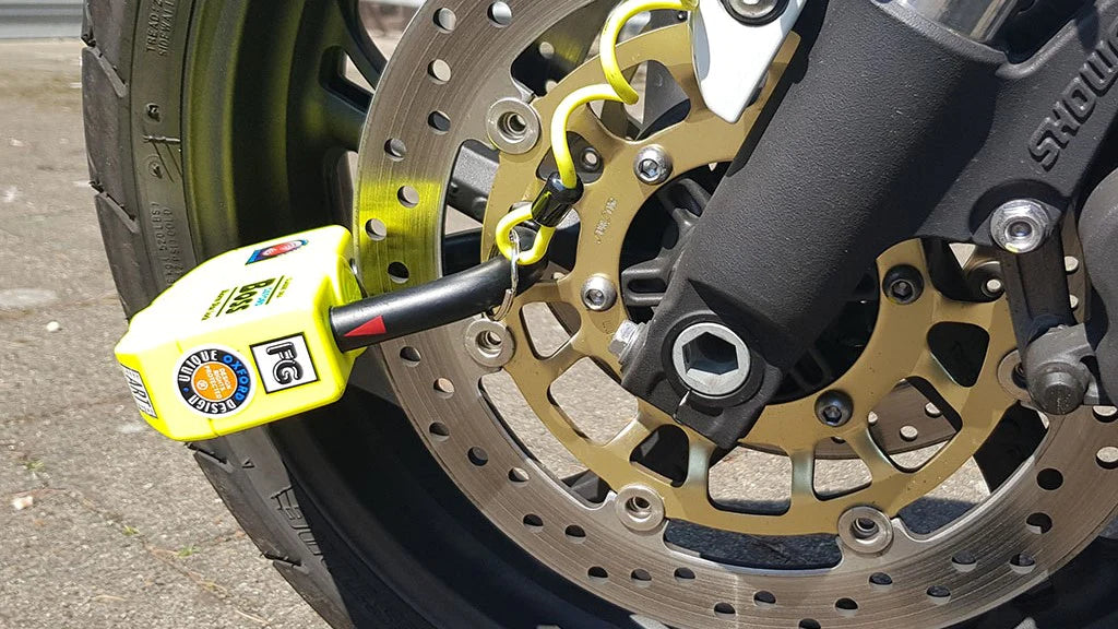 Un lucchetto di colore giallo su una motocicletta