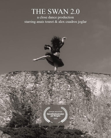 Filmaffisch för dansfilmen the Swan 2.0 av Jan Palmblad som föreställer dansaren Anais Touret från OsloOperan på en klipphäll i svart balletkjol och svart svanmask skapad av konstnären och designern Viveka Gren