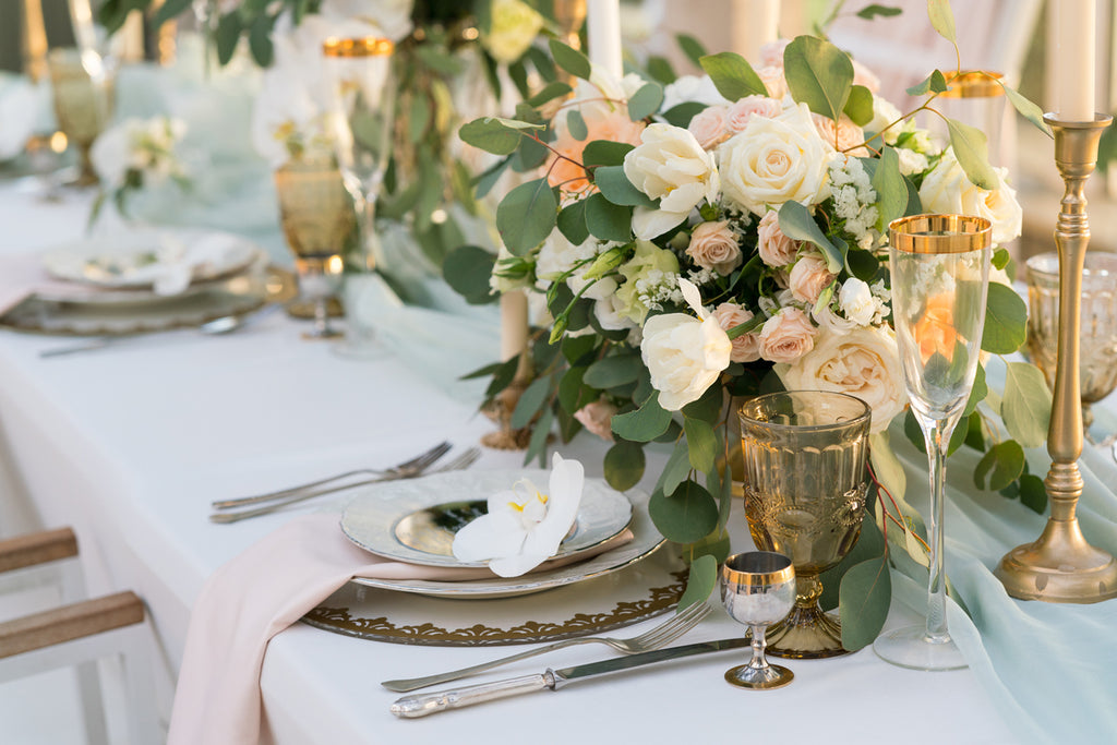 A table decorated with rose wedding flowers.