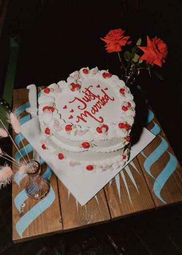 Wedding cake with dried flowers from Hidden Botanics.