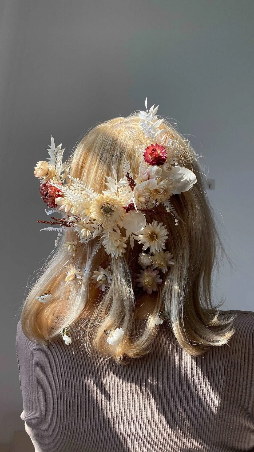 Hidden Botanics’ dried flowers bridal hair comb with white and red flowers.