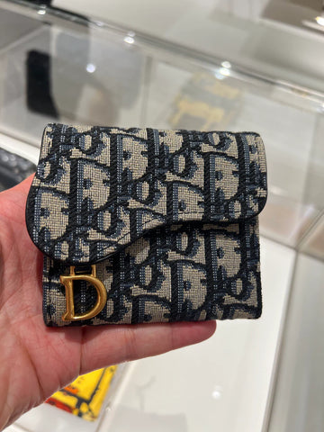 https://londonkelly.com.hk/products/dior-saddle-lotus-wallet-2-colours-oblique