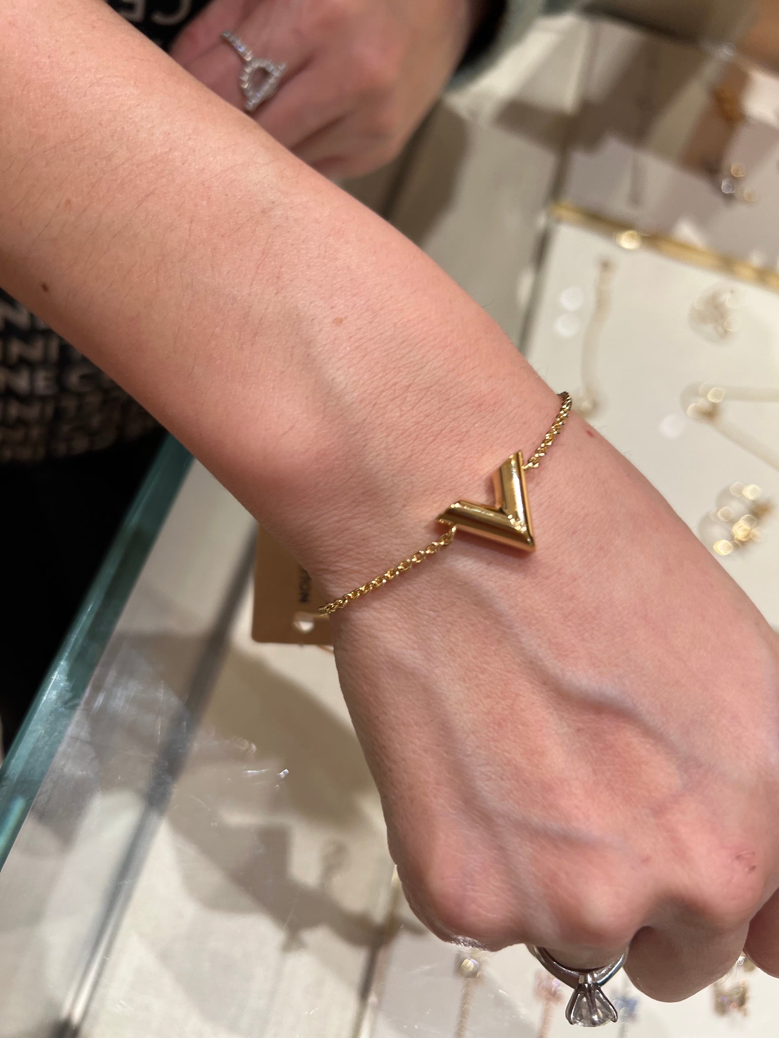 essential v bracelet lv