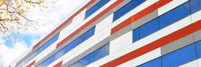 Panele fasad na elewacji budynku.png