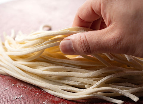 Making udon noodles