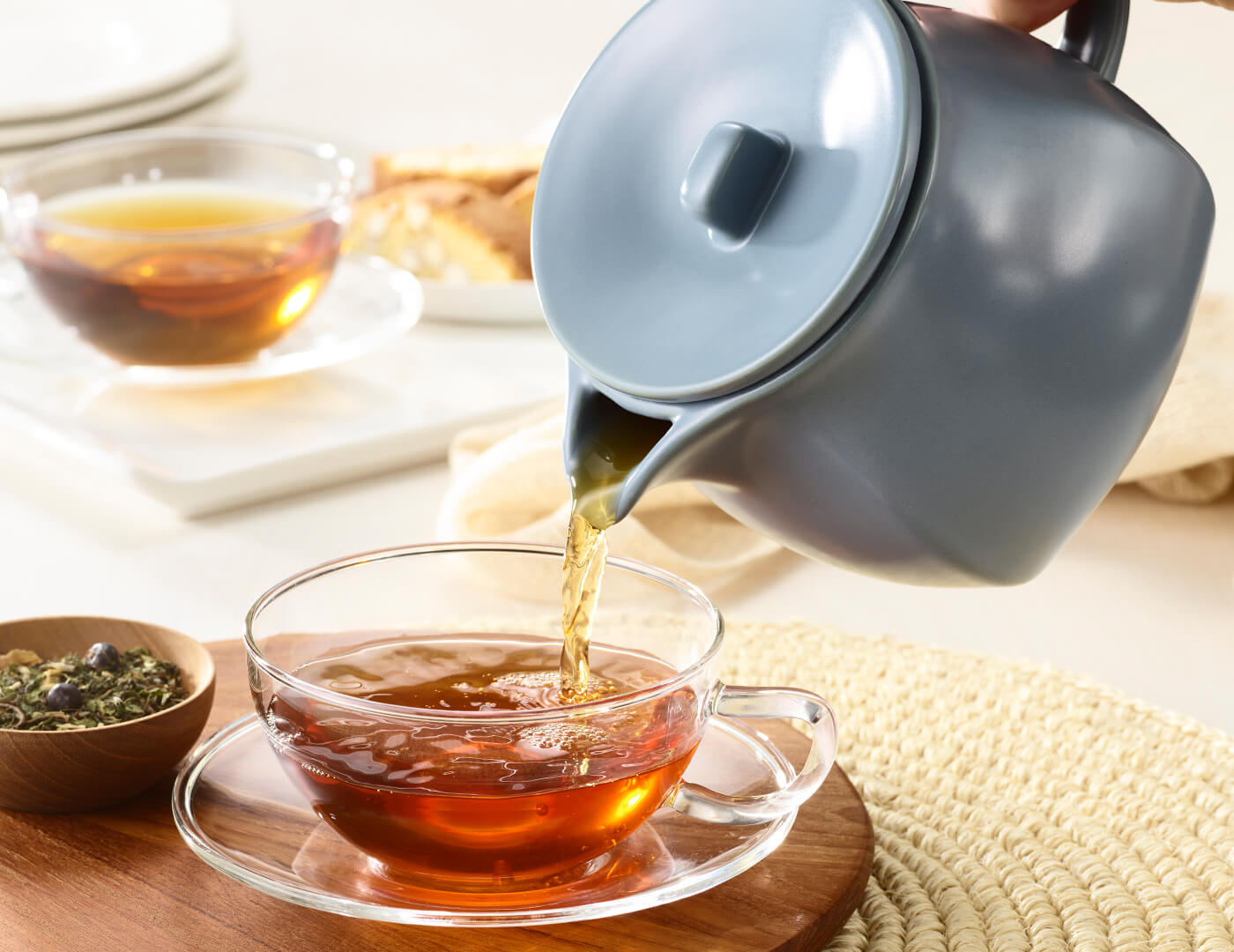 Fiore Teapot pouring tea