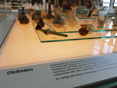 Glas fra romersk oldtid på Hempels Glasmuseum i Odsherred, Danmark