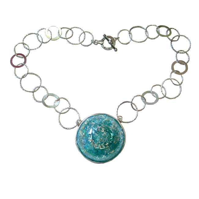 Se One-of-a-kind halskæde med romersk vasebund i sølvramme hos Niibuhr Jewelry