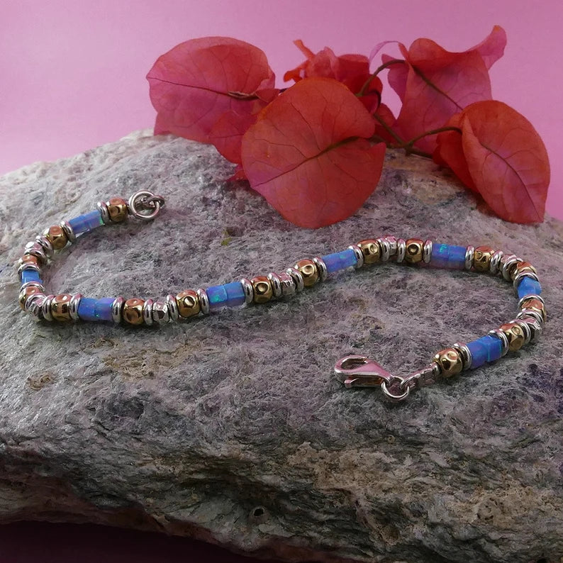 Armbånd Med Guld Og Sølv Perler Og Blå Opal Sten