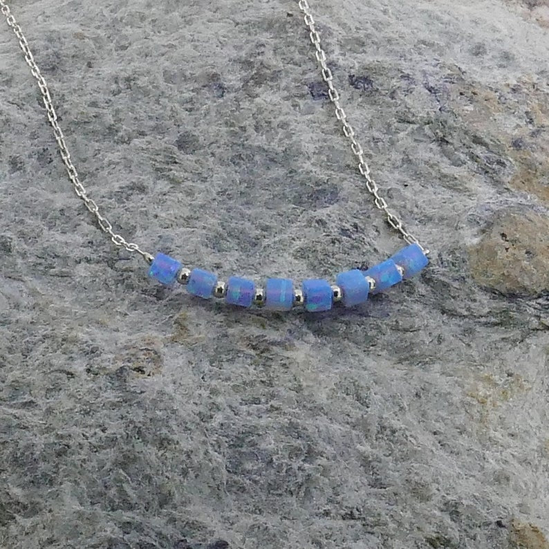 Sølvhalskæde med blå Opal sten