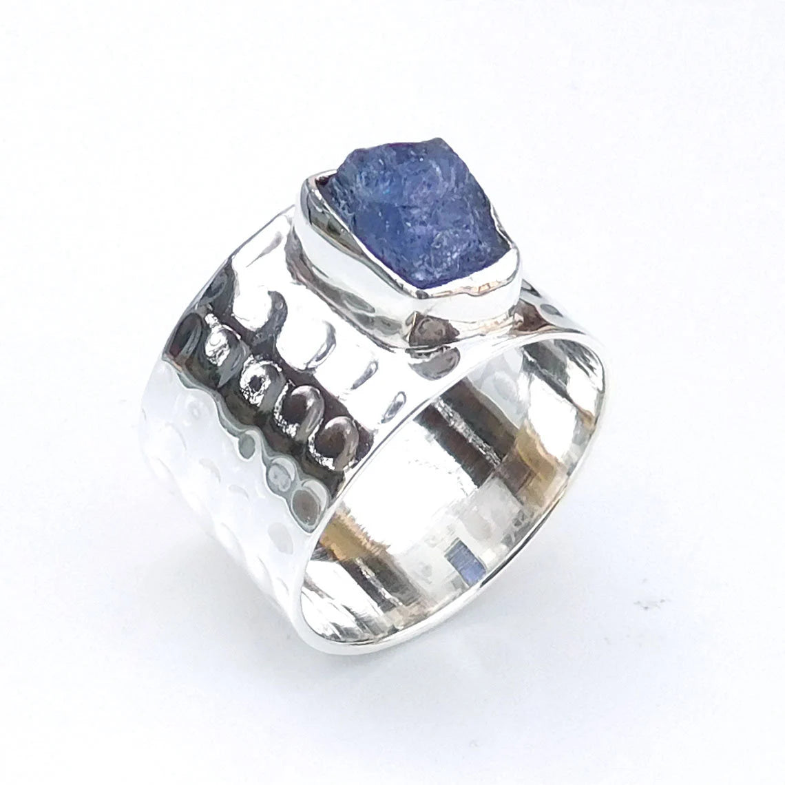 Bred sølvring med blå rå Tanzanit sten, 48